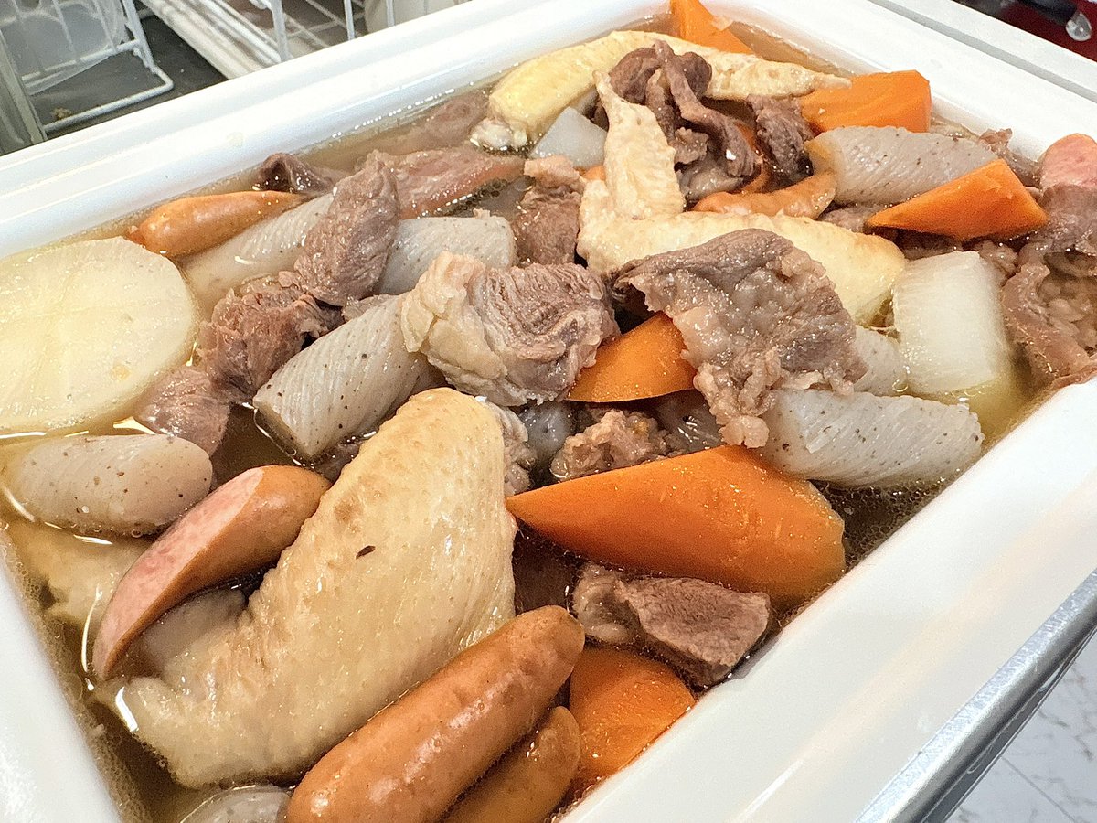 cH12o7's tweet photo. 休みの昼御飯あと、
すぐ晩御飯の仕込み🍲🔪
御飯のことしか考えてない…😂​
今年初おでん🍢 メインは黒毛和牛スジ🐃 https://t.co/Zn6dchgmhj
