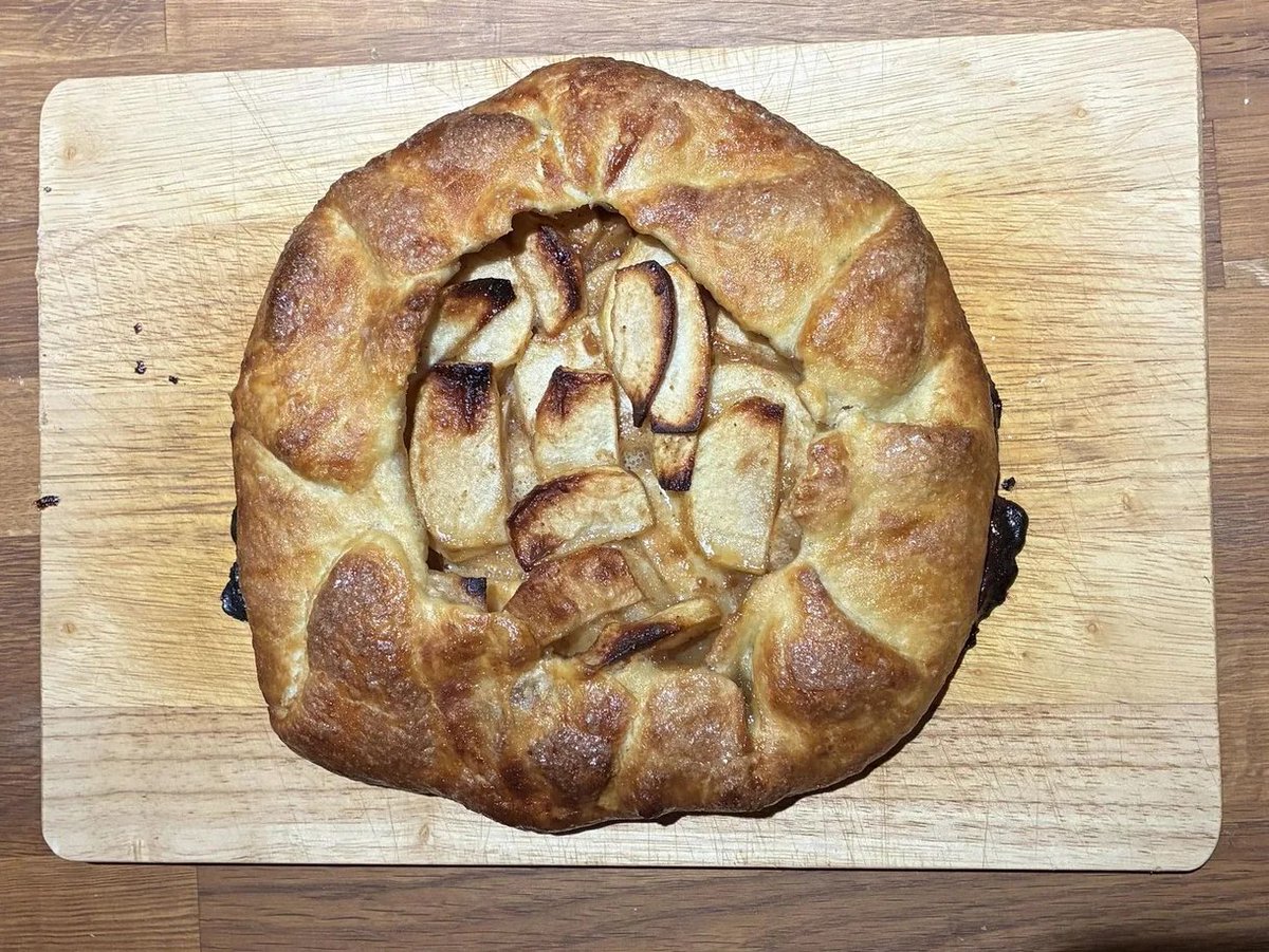 Yusuf43872092's tweet photo. I think every pie should be allowed to be a little messy if it means I don't have to crimp the edges https://t.co/o0IgYq13T2