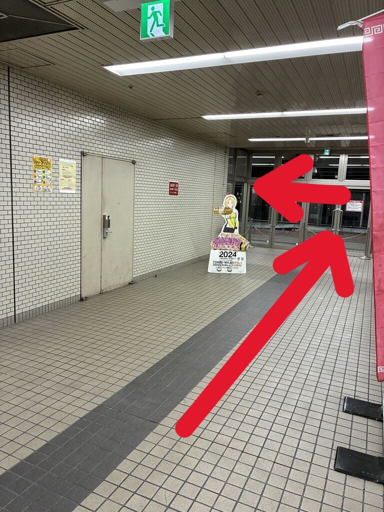 charilotoN's tweet photo. 皆様、申し訳ございません！
#リンカイPJ グッズ販売ブースの出店場所変更のお知らせです！ 
新しい出店場所は、バンク付近の屋外（写真の場所）です！ ドアを出て左に曲がるとすぐの場所です✨
#那古屋紗智 #佐世保麗港 #武雄楠月 

名古屋けいりん公式サイトをチェック👇
https://t.co/Od54uIf4O3 https://t.co/FkqxMMAldE