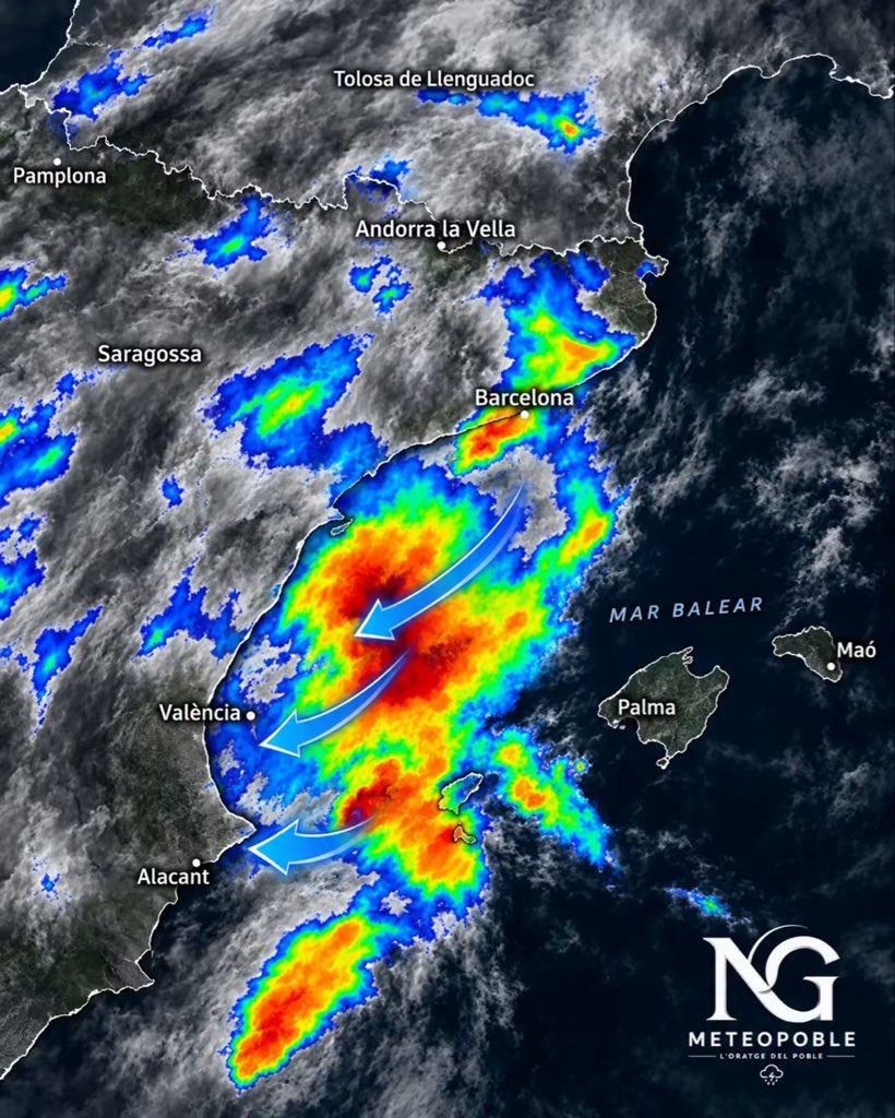 ColauCompromis's tweet photo. De moment la pluja més intensa ha caigut a la mar, però en les pròximes hores la tempesta arribarà a la costa. https://t.co/3a4G7E6pIo