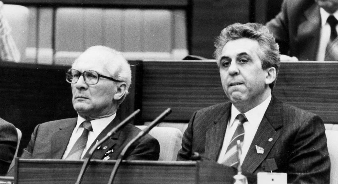 ColdWarPod's tweet photo. #otd 1989: East Germany’s communist leader Erich Honecker is forced from power after 18 years.

Official reason: ill health.
Real reason: mass protests and a regime losing control.

Egon Krenz, his successor promises change. Just 22 days later, the Berlin Wall https://t.co/OVigka3Tc2
