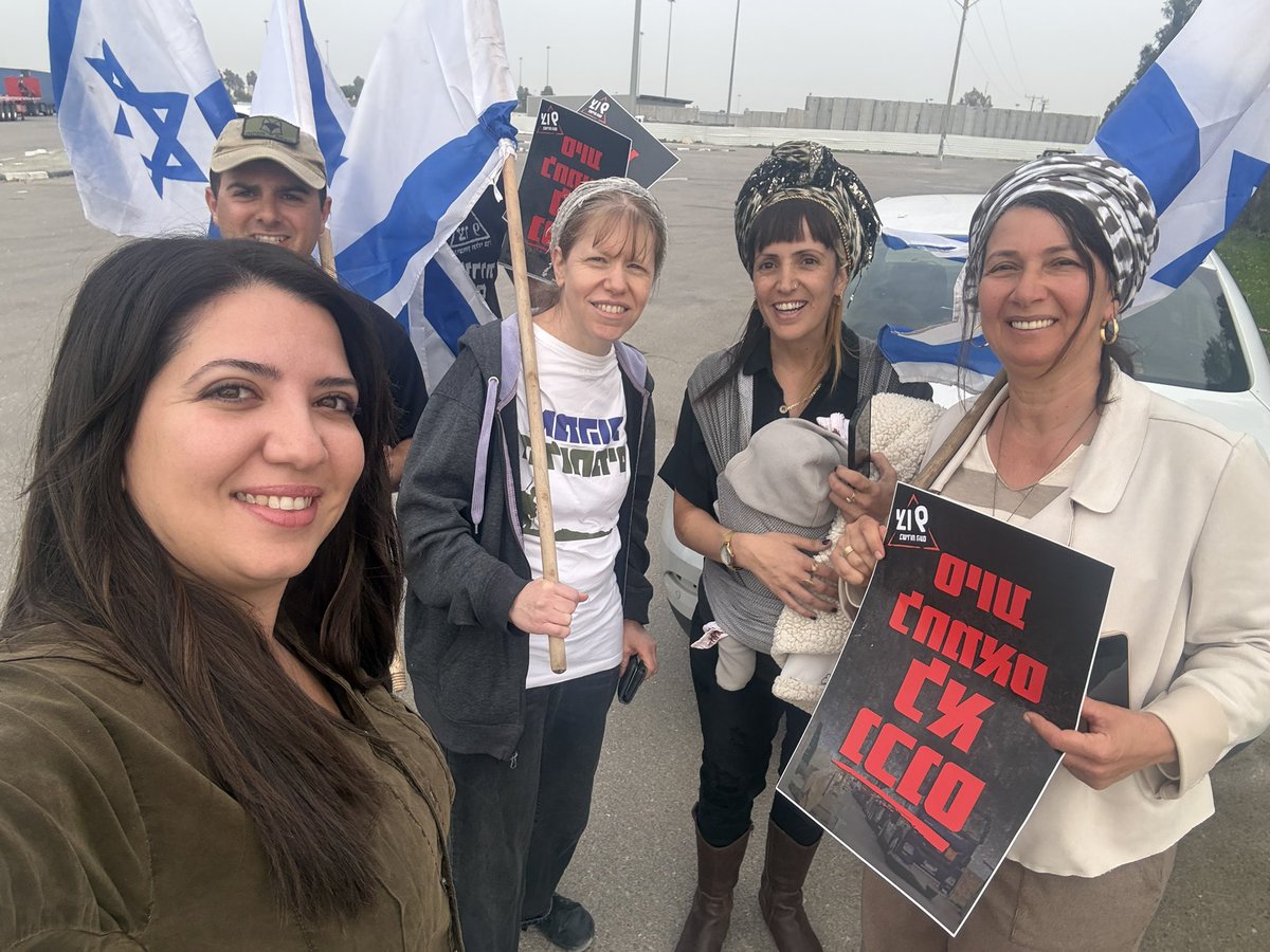 touitou_rachel's tweet photo. Quand je vois les images désolantes de ces «manifestations » qui font le tour de la planète , je vois un ensauvagement de la France qui m’effraie au plus haut point. Non pas pour moi, mais pour ma famille et mes amis restés là bas. 

Et je ne peux m’empêcher de penser au cynique « mandat d’amener » qu’on m’a délivré pour être partie manifester pacifiquement porte de Gaza. J’étais alors armée non pas de cocktails molotov, grenades ou autres - mais de mon simple petit drapeau israélien en chantonnant des « Am Israël Hay » pour exprimer mon désarroi face au détournement de l’aide humanitaire par le Hamas.

Nos protestations en Israël n’avaient rien à voir avec la violence inouïe qui regorge de ces vidéos mises en ligne et c’est pourtant ça que s’imaginent mes détracteurs pro palestiniens. 

Alors ce matin je me dis que vraiment le chameau ne voit pas sa bosse et que le monde marche véritablement à l’envers.