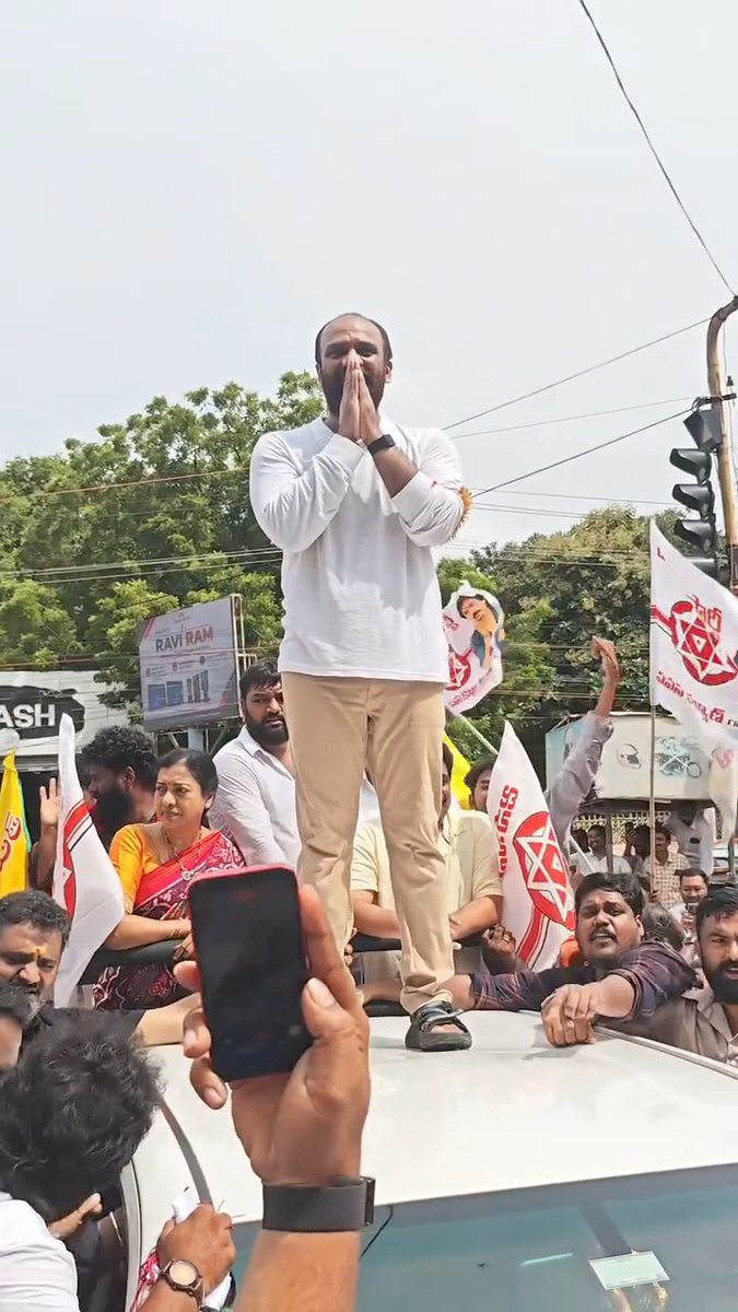 SURENDRAPILLEL1's tweet photo. వంగవీటి రాధాబాబు నామినేషన్ ర్యాలీ విజువల్స్🔥🔥❤️ https://t.co/GlmEd1TwfU