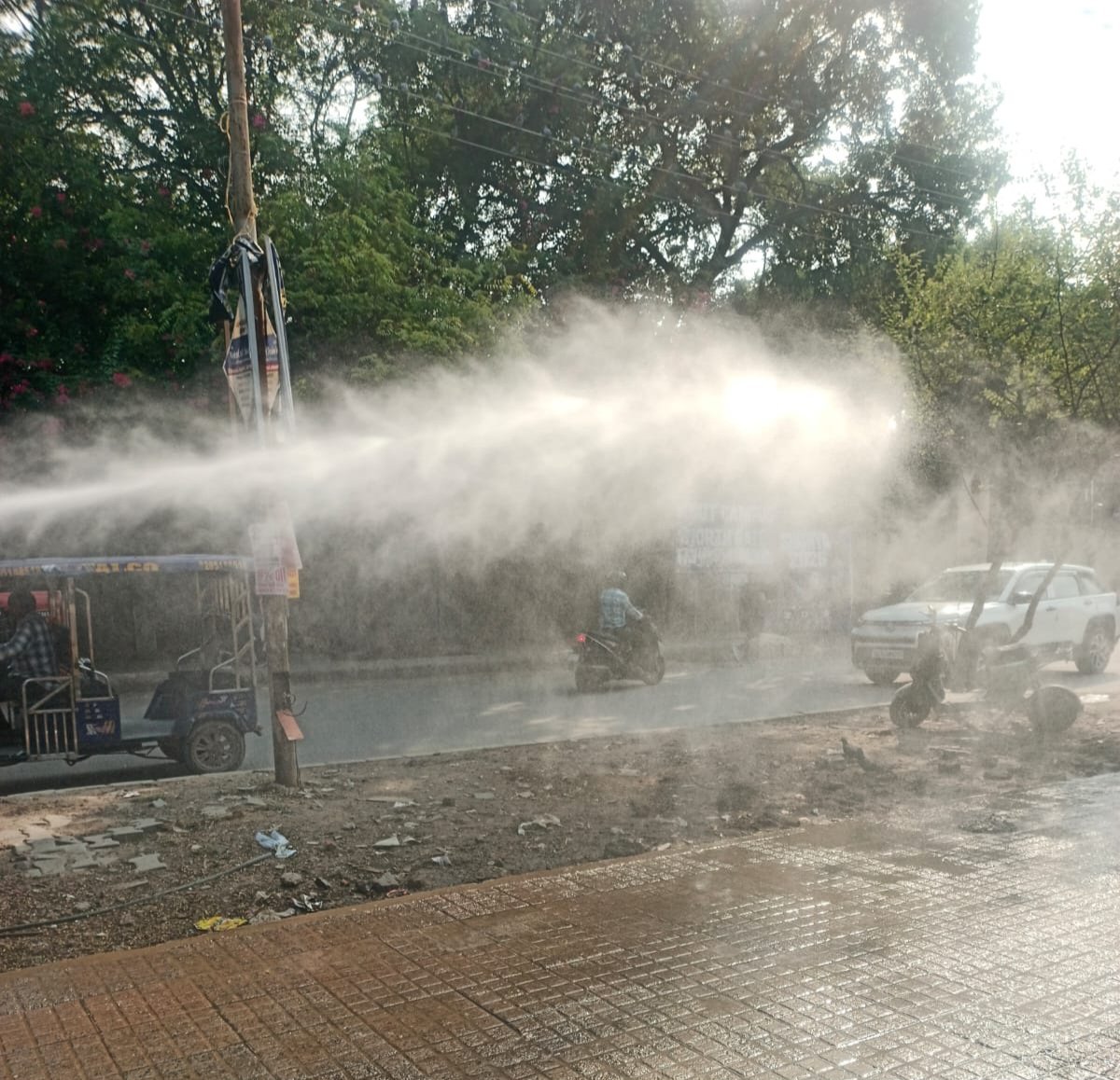 MCD_Delhi's tweet photo. Clean surroundings make a difference!
MCD South West Zone teams carried out intensive cleaning at the hotspot near Netaji Subhas University of Technology (NSUT), Sector 3, Dwarka.
@gupta_rekha @CMODelhi @praveshwahi @DC_NGZMCD
#MCD #MCDCares #Delhi #CleanDelhi #GreenDelhi #SouthWestZone #SwachhDelhi