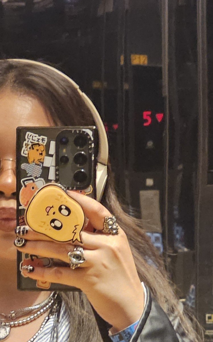 earthmixnation's tweet photo. Btw yang di Bangkok kalo demen pake cincin dukun kayak gue, mau recommend tempat langganan gue di Lido connect. Dia suka ada di pop up bazaar dalem Lido. Toko dan Mba nya yang inii. Harganya murmerr https://t.co/kGabLUIdef