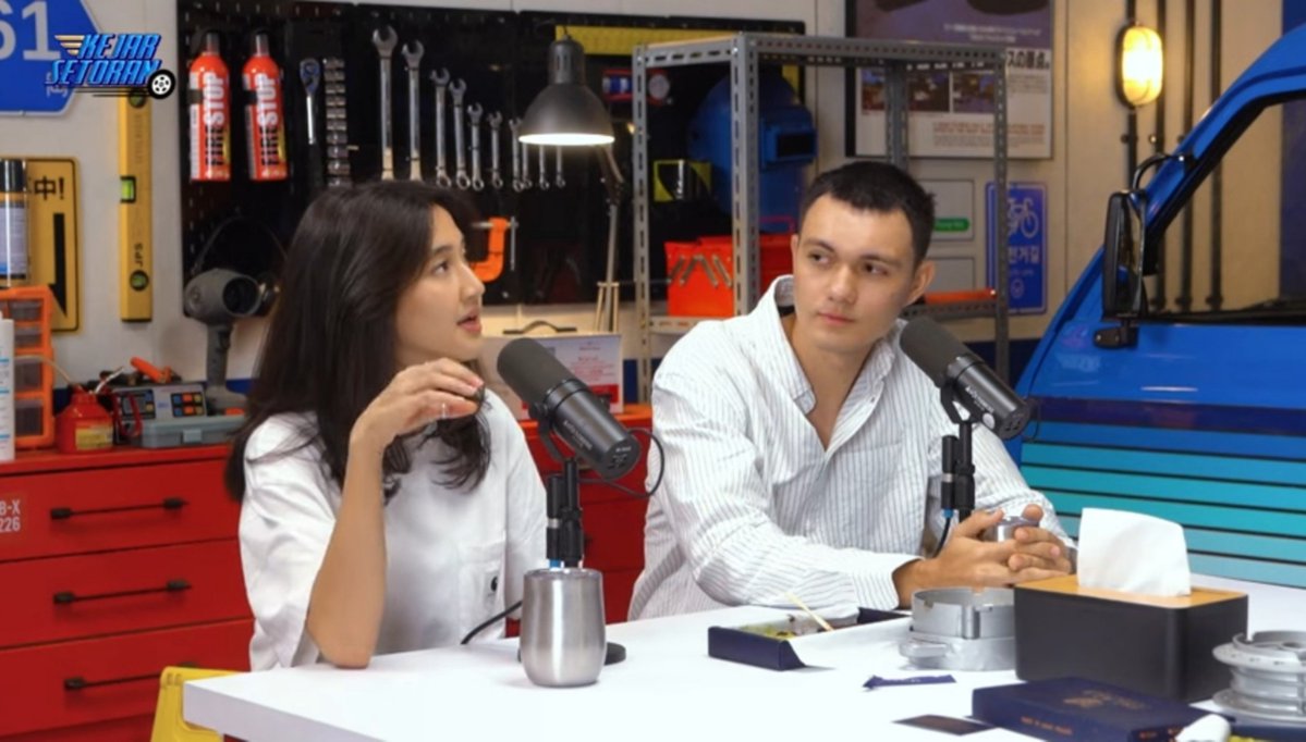 sapi3__'s tweet photo. Terpantau masih senyum² nonton nih podcast 🤭 https://t.co/PRn25Vof2j