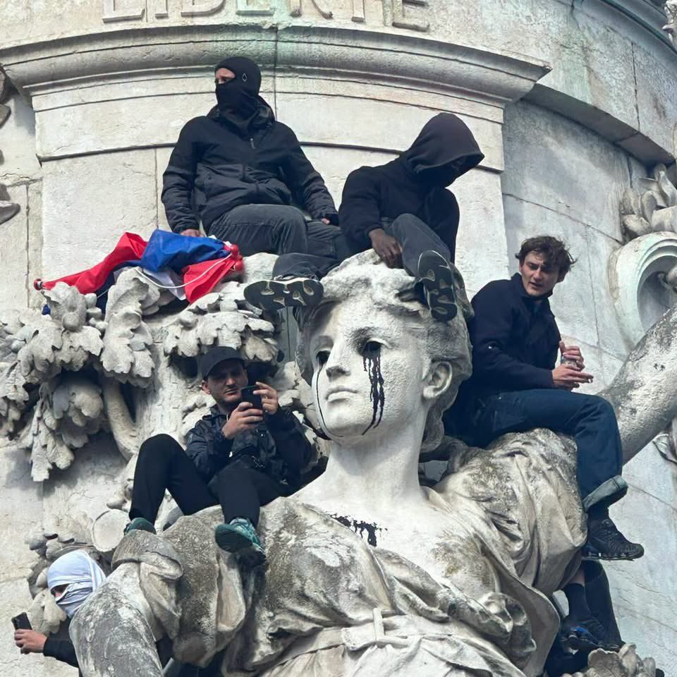 rormord's tweet photo. 🇫🇷 ฝรั่งเศสเดือด‼️ กว่า 550,000–800,000 คนลุกฮือทั่วประเทศ 17-18 ต.ค. 2569 โดยแกนนำหลักคือกลุ่มนักเรียน-เยาวชน สหภาพแรงงาน ครู ประชาชนทั่วไป และเสื้อกั๊กเหลือง (Yellow Vests) การประท้วงครั้งนี้สะท้อนความไม่พอใจที่สะสมเรื่องค่าครองชีพ ความเหลื่อมล้ำ และสวัสดิการ จนกลายเป็นแรงกดดันทางการเมืองใหญ่ต่อรัฐบาลมาครงในช่วงโค้งสุดท้ายก่อนการเลือกตั้ง

ทำไมถึงออกมา?
•  ค่าครองชีพพุ่ง น้ำมัน อาหาร แพงแต่เงินเดือนไม่ตาม
•  มองว่ารัฐบาลเอื้อคนรวย ความเหลื่อมล้ำชัด
•  โรงเรียนขาดครู สภาพแย่ นักเรียนเรียกร้องปรับปรุง
•  สวัสดิการและเงินบำนาญถดถอย
•  ไม่พอใจการใช้กำลังตำรวจ หลังมีเยาวชนบาดเจ็บสาหัส

ข้อมูลอ้างอิงจากรายงานสื่อต่างประเทศล่าสุด (Al Jazeera, Reuters, BBC, Franceinfo ฯลฯ) ตัวเลขผู้เข้าร่วมแตกต่างกันตามแหล่งที่มา