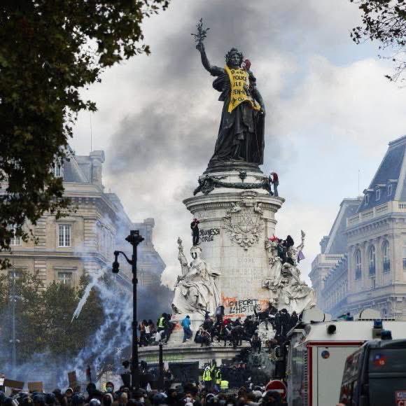 rormord's tweet photo. 🇫🇷 ฝรั่งเศสเดือด‼️ กว่า 550,000–800,000 คนลุกฮือทั่วประเทศ 17-18 ต.ค. 2569 โดยแกนนำหลักคือกลุ่มนักเรียน-เยาวชน สหภาพแรงงาน ครู ประชาชนทั่วไป และเสื้อกั๊กเหลือง (Yellow Vests) การประท้วงครั้งนี้สะท้อนความไม่พอใจที่สะสมเรื่องค่าครองชีพ ความเหลื่อมล้ำ และสวัสดิการ จนกลายเป็นแรงกดดันทางการเมืองใหญ่ต่อรัฐบาลมาครงในช่วงโค้งสุดท้ายก่อนการเลือกตั้ง

ทำไมถึงออกมา?
•  ค่าครองชีพพุ่ง น้ำมัน อาหาร แพงแต่เงินเดือนไม่ตาม
•  มองว่ารัฐบาลเอื้อคนรวย ความเหลื่อมล้ำชัด
•  โรงเรียนขาดครู สภาพแย่ นักเรียนเรียกร้องปรับปรุง
•  สวัสดิการและเงินบำนาญถดถอย
•  ไม่พอใจการใช้กำลังตำรวจ หลังมีเยาวชนบาดเจ็บสาหัส

ข้อมูลอ้างอิงจากรายงานสื่อต่างประเทศล่าสุด (Al Jazeera, Reuters, BBC, Franceinfo ฯลฯ) ตัวเลขผู้เข้าร่วมแตกต่างกันตามแหล่งที่มา