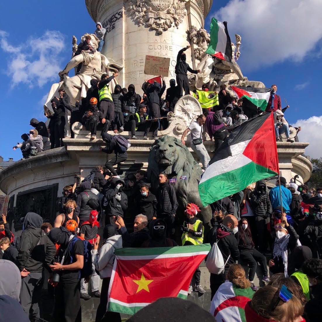 rormord's tweet photo. 🇫🇷 ฝรั่งเศสเดือด‼️ กว่า 550,000–800,000 คนลุกฮือทั่วประเทศ 17-18 ต.ค. 2569 โดยแกนนำหลักคือกลุ่มนักเรียน-เยาวชน สหภาพแรงงาน ครู ประชาชนทั่วไป และเสื้อกั๊กเหลือง (Yellow Vests) การประท้วงครั้งนี้สะท้อนความไม่พอใจที่สะสมเรื่องค่าครองชีพ ความเหลื่อมล้ำ และสวัสดิการ จนกลายเป็นแรงกดดันทางการเมืองใหญ่ต่อรัฐบาลมาครงในช่วงโค้งสุดท้ายก่อนการเลือกตั้ง

ทำไมถึงออกมา?
•  ค่าครองชีพพุ่ง น้ำมัน อาหาร แพงแต่เงินเดือนไม่ตาม
•  มองว่ารัฐบาลเอื้อคนรวย ความเหลื่อมล้ำชัด
•  โรงเรียนขาดครู สภาพแย่ นักเรียนเรียกร้องปรับปรุง
•  สวัสดิการและเงินบำนาญถดถอย
•  ไม่พอใจการใช้กำลังตำรวจ หลังมีเยาวชนบาดเจ็บสาหัส

ข้อมูลอ้างอิงจากรายงานสื่อต่างประเทศล่าสุด (Al Jazeera, Reuters, BBC, Franceinfo ฯลฯ) ตัวเลขผู้เข้าร่วมแตกต่างกันตามแหล่งที่มา