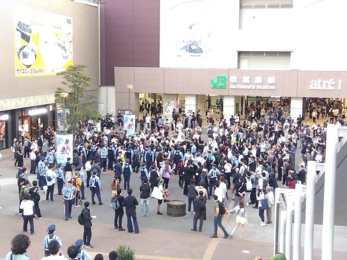 jitaku_keibiinn's tweet photo. 秋葉原降りたら凄い小競り合いしてた https://t.co/4q1yzYOXbT