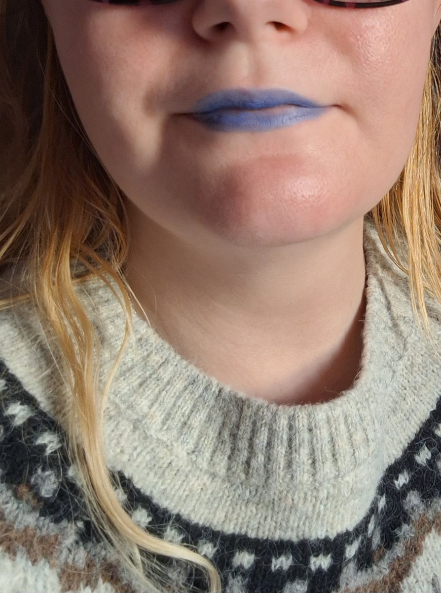 Joyous_Ninth's tweet photo. // I tried it 😊 Dark blue lips &amp; an eyeshadow colour in bronze or dark brown. That's a good combo. 

Experimenting. 🟦 https://t.co/NMKEYc5lBK