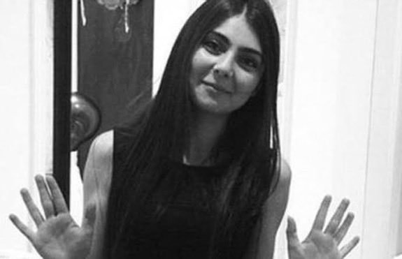 gdevirecek's tweet photo. 11 yıl önce Dilek Doğan, özel harekât polislerine “Galoş giyin.” dediği için katledildi!

Bundan 11 yıl önce, 24 yaşındaki Dilek Doğan, evinde arama yapan özel harekât polislerine “Galoş giyin.” dediği için polisler tarafından ailesinin gözleri önünde katledildi. Dilek vurulduktan sonra polisler, ambulans çağırmak yerine olaya tepki gösteren Dilek Doğan’ın abisini gözaltına almak için kelepçe istedi.

Dilek Doğan’ın katili polis, yalnızca 45 gün ev hapsi cezası aldı.

Ailesi, “Katiller cezalandırılsın.” diyerek Dilek için adalet isterken abisi 19 yıl hapis cezasına çarptırıldı.

Bu ülkede defalarca polis eliyle işlenen cinayetlerin üstü örtüldü, failler cezasız bırakıldı. Bugün polisler, gözaltında ve eylem alanlarında bu cezasızlıktan cesaret alarak işkence etmeye, suç işlemeye ve öldürmeye devam ediyor. Dilek Doğan’ın katillerinden, bütün işkenceci polislerden ve onları koruyan, aklayan devletten de hesap soracağız!