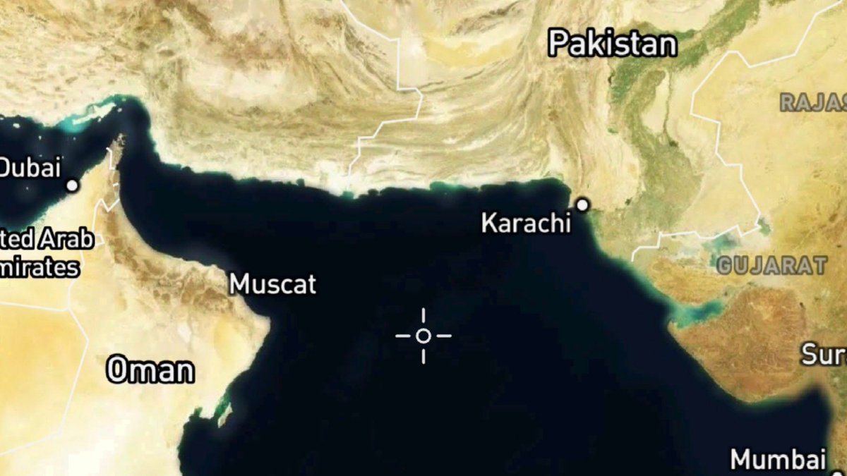 Currentreport1's tweet photo. It appears the US has moved its naval assets out of the Gulf of Oman after they were involved in the naval blockade of Iran.

US naval vessels have been spotted off the coast of Pakistan, around 400 km from Iran.

There could be 2 reasons for the move:

• US may be preparing for a new war and moving its ships farther away from Iran's missile range.

• Iran has carried out large-scale missile tests in recent days. The US may be concerned that Iran has also tested anti-ship ballistic missiles, which could pose a serious threat to US warships in the event of another war.