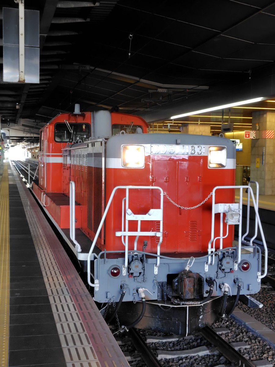 datatundo50679's tweet photo. 昼間、大阪駅10番のりばを歩いていたら、DD51がやって来た(^^) https://t.co/2XAEWeTV5a