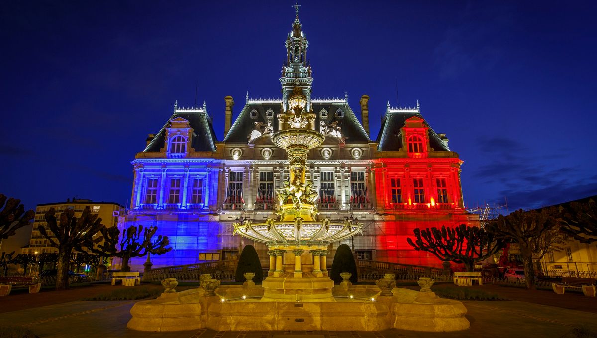 CerfiaFR's tweet photo. 🇫🇷🔥 EN IMAGES | Construit entre 1876 et 1883, l’hôtel de ville de Limoges abritait un patrimoine artistique exceptionnel, détruit cette nuit : peintures historiques d’Henri-Paul Motte, décors d’Urbain Bourgeois, sculptures, mosaïques et œuvres du XIXᵉ siècle. https://t.co/uPllrprnI3