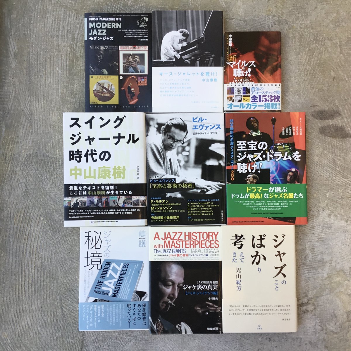 MusicFirst2007's tweet photo. 【新入荷情報】

ジャズとクラシックの書籍が、まとまって入荷しました。

●ジャズ編

『新マイルスを聴け! Acoustic 1945-1967』 / 中山 康樹 
ジャズ本・ディスクガイドの金字塔的人気シリーズ。

『キース・ジャレットを聴け!』 / 中山 康樹 
屈指の人気ピアニストを全作レビューしたロングセラー本。

『ビル・エヴァンス 孤高のジャズ・ピアニスト』
絶大な人気を誇るビル・エヴァンスの決定版ムック。  

『ジャズのことばかり考えてきた』 / 児山 紀芳
 『スイングジャーナル』元編集長・重鎮による自伝的エッセイ。  

『MODERN JAZZ モダン・ジャズ』 / 原田 和典編
 定番アルバムを俯瞰できる王道カタログ・ガイド。  

『至宝のジャズ・ドラムを聴け! 問答無用の名演ディスク・ガイド200』 / 小川 隆夫監修
ドラマーやリズムファンから熱い支持を集める名演ガイド。  

『スイングジャーナル時代の中山康樹』 / 中山 康樹 
中山康樹の初期テキストや足跡をまとめたファン必携の復刻集。  

『JAZZ歴史的名盤 ジャケ裏の真実【ジャズ・ジャイアンツ編】』 / 小川 隆夫 
名盤のライナーノーツや裏話に迫るマニア垂涎の読み物。  

『ジャズの秘境』 / 嶋 護 
オーディオ・優秀録音の視点からも評価が高いディープな名著。  

●クラシック編  

『古くて素敵なクラシック・レコードたち』 / 村上 春樹 
ベストセラー作家・村上春樹が愛蔵盤を語る圧倒的人気のエッセイ集。  

『教養としてのクラシックの名曲100』 / 山本 康介・柴田 陽子 
入門書・教養本として幅広い層に読まれている現代のベストセラー。  

『音楽のよろこび』 / 吉田 秀和 
日本の音楽評論の頂点とされる吉田秀和による名著・対談集。  

『修復家だけが知るストラディヴァリウスの真価』 / 中澤 宗幸 
世界最高峰の名器をめぐる舞台裏が知的好奇心を刺激する人気作。  

『フルトヴェングラー 最大最高の指揮者』 
 巨匠フルトヴェングラーに迫る、クラシックファン必読の特集ムック。 

 『クラシックの愉しみ』 / 横溝 亮一 
文庫として手軽に読め、長く親しまれている名曲・名盤案内。  

『200CD クラシックの名録音』 / 田中 成和・船木 文宏 
音質や録音技術の観点から名盤を掘り下げた、オーディオファンにも定番の一冊。  

『クラシック名盤＆裏名盤ガイド』 
定番から一歩踏み込んだ名盤まで網羅した通好みのディスクガイド。  

『究極のCD200 クラシックの自由時間』 / 渡辺 和 
シチュエーションや気分に合わせて選べる実用的なディスクガイド。  

などなど。電車でちょい読みできる文庫サイズから、意外なレア書籍もありますよ。  

ジャズ書籍コーナーは出入口の書籍コーナーにありますが、クラシック書籍コーナーはクラシックDVDコーナーと隣接して展開していますので、お見逃し無きよう確認お願いします。 

 #ミュージックファースト #musicfirst #ミュージックファーストクラシカル