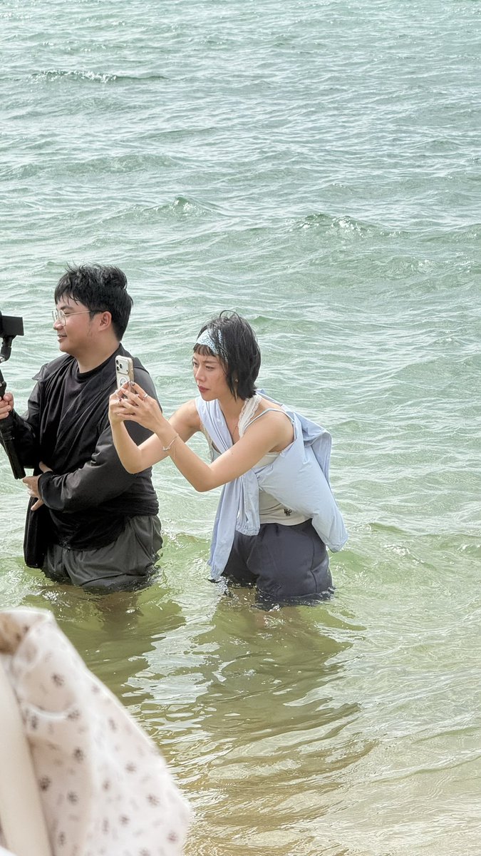 onyourso__fia's tweet photo. ให้นะ พี่เค่อลงน้ำไปเกินครึ่งตัวเพื่อถ่ายลูกอะ55555555555555555555 https://t.co/agThitd92b