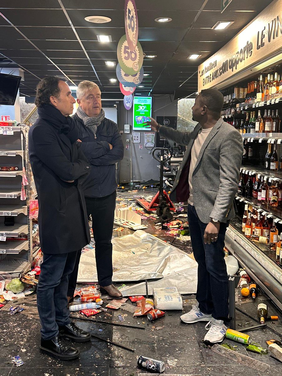 bompard's tweet photo. Je me rends ce matin aux côtés des directeurs de nos magasins pillés pour leur exprimer toute la solidarité du groupe Carrefour.

Au total, 50 magasins frappés dont 19 magasins de proximité et supermarchés Carrefour pillés et saccagés partout en France, ici à Paris, mais aussi à Rennes, Lille, Bordeaux et ailleurs. Je pense également aux 1500 magasins de toutes les autres enseignes et à tous les commerçants qui ont subi les mêmes violences inacceptables.

Il y a de la tristesse mais aussi de la colère face à ce que nos rues nous offrent ce matin : des commerces dévastés, des salariés profondément choqués, des clients consternés.

Et je veux saluer le courage et l’engagement de nos équipes, déjà à pied d’œuvre ce matin pour remettre les magasins en état et retrouver au plus vite leurs clients. Pour les magasins les plus durement touchés, les travaux seront malheureusement longs et certains seront durablement fermés.

Derrière ces destructions, il y a aussi des conséquences humaines et économiques considérables. Des dizaines de salariés de nos partenaires franchisés seront contraints au chômage partiel. La facture des travaux se comptera en plus d’une dizaine de millions d’euros et nos commerçants ont besoin d’une accélération des procédures d’indemnisation comme dans le cas des catastrophes naturelles.

Rien ne peut justifier de telles violences. Ceux qui s’en prennent ainsi à l’outil de travail d’entrepreneurs courageux et de leurs équipes doivent faire l’objet d’une réponse sans complaisance. 

La République doit protéger ses commerçants !