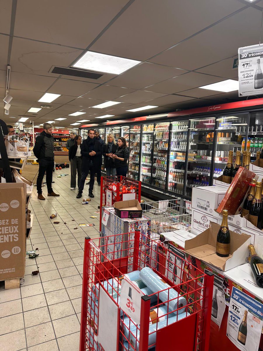 bompard's tweet photo. Je me rends ce matin aux côtés des directeurs de nos magasins pillés pour leur exprimer toute la solidarité du groupe Carrefour.

Au total, 50 magasins frappés dont 19 magasins de proximité et supermarchés Carrefour pillés et saccagés partout en France, ici à Paris, mais aussi à Rennes, Lille, Bordeaux et ailleurs. Je pense également aux 1500 magasins de toutes les autres enseignes et à tous les commerçants qui ont subi les mêmes violences inacceptables.

Il y a de la tristesse mais aussi de la colère face à ce que nos rues nous offrent ce matin : des commerces dévastés, des salariés profondément choqués, des clients consternés.

Et je veux saluer le courage et l’engagement de nos équipes, déjà à pied d’œuvre ce matin pour remettre les magasins en état et retrouver au plus vite leurs clients. Pour les magasins les plus durement touchés, les travaux seront malheureusement longs et certains seront durablement fermés.

Derrière ces destructions, il y a aussi des conséquences humaines et économiques considérables. Des dizaines de salariés de nos partenaires franchisés seront contraints au chômage partiel. La facture des travaux se comptera en plus d’une dizaine de millions d’euros et nos commerçants ont besoin d’une accélération des procédures d’indemnisation comme dans le cas des catastrophes naturelles.

Rien ne peut justifier de telles violences. Ceux qui s’en prennent ainsi à l’outil de travail d’entrepreneurs courageux et de leurs équipes doivent faire l’objet d’une réponse sans complaisance. 

La République doit protéger ses commerçants !