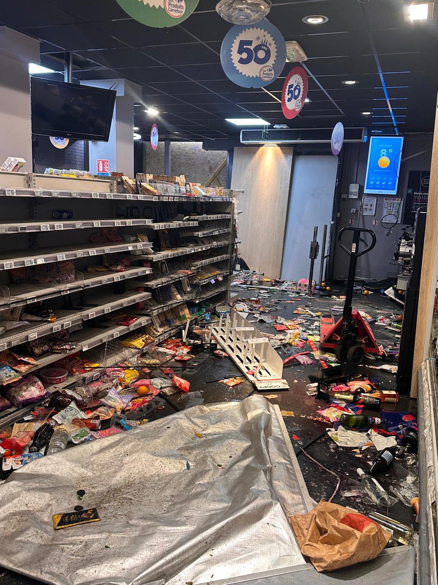 bompard's tweet photo. Je me rends ce matin aux côtés des directeurs de nos magasins pillés pour leur exprimer toute la solidarité du groupe Carrefour.

Au total, 50 magasins frappés dont 19 magasins de proximité et supermarchés Carrefour pillés et saccagés partout en France, ici à Paris, mais aussi à Rennes, Lille, Bordeaux et ailleurs. Je pense également aux 1500 magasins de toutes les autres enseignes et à tous les commerçants qui ont subi les mêmes violences inacceptables.

Il y a de la tristesse mais aussi de la colère face à ce que nos rues nous offrent ce matin : des commerces dévastés, des salariés profondément choqués, des clients consternés.

Et je veux saluer le courage et l’engagement de nos équipes, déjà à pied d’œuvre ce matin pour remettre les magasins en état et retrouver au plus vite leurs clients. Pour les magasins les plus durement touchés, les travaux seront malheureusement longs et certains seront durablement fermés.

Derrière ces destructions, il y a aussi des conséquences humaines et économiques considérables. Des dizaines de salariés de nos partenaires franchisés seront contraints au chômage partiel. La facture des travaux se comptera en plus d’une dizaine de millions d’euros et nos commerçants ont besoin d’une accélération des procédures d’indemnisation comme dans le cas des catastrophes naturelles.

Rien ne peut justifier de telles violences. Ceux qui s’en prennent ainsi à l’outil de travail d’entrepreneurs courageux et de leurs équipes doivent faire l’objet d’une réponse sans complaisance. 

La République doit protéger ses commerçants !
