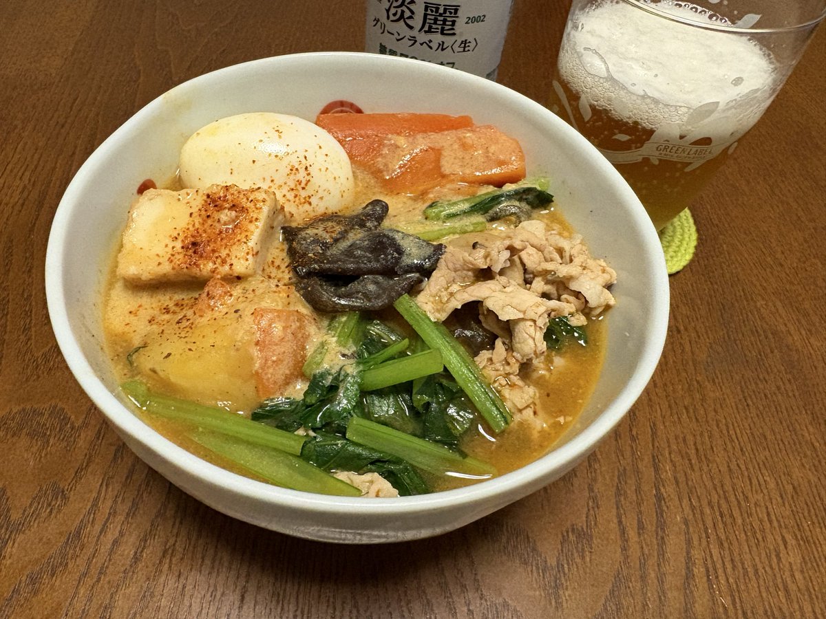 shirokuma526's tweet photo. gを気にせず家で麻辣湯。
KALDIで買ったスープと平たい春雨で。 https://t.co/vcvOAhAzFT
