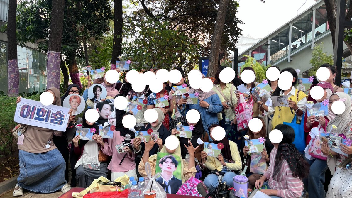 hanni0613's tweet photo. Trimakasi banyak kakak2 ever🥰😘 seru sekalj ketemu banyak ever🥹🫶🏻

*pinnya langsung aku pake🤣

@everishes @iamchive @studioheejake @heeyunkipages @evanngobrol @eyesonevan_ @15201508FM https://t.co/dwop2rUNC4