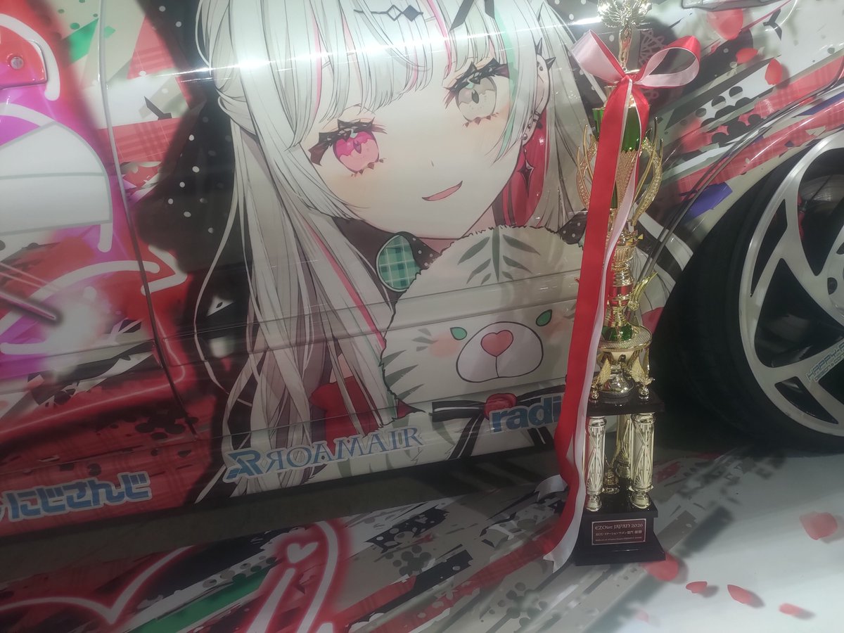 ZD72S_BladeHole's tweet photo. EZOistJAPAN2026、BOX・ステーションワゴン部門 優勝トロフィーいただきました！！！！！！！現仕様の最後の舞台、最高の評価をしていただいて本当に嬉しいです！ありがとうございます😭😭😭

やったよ石神さん… https://t.co/itzMf1BeiI