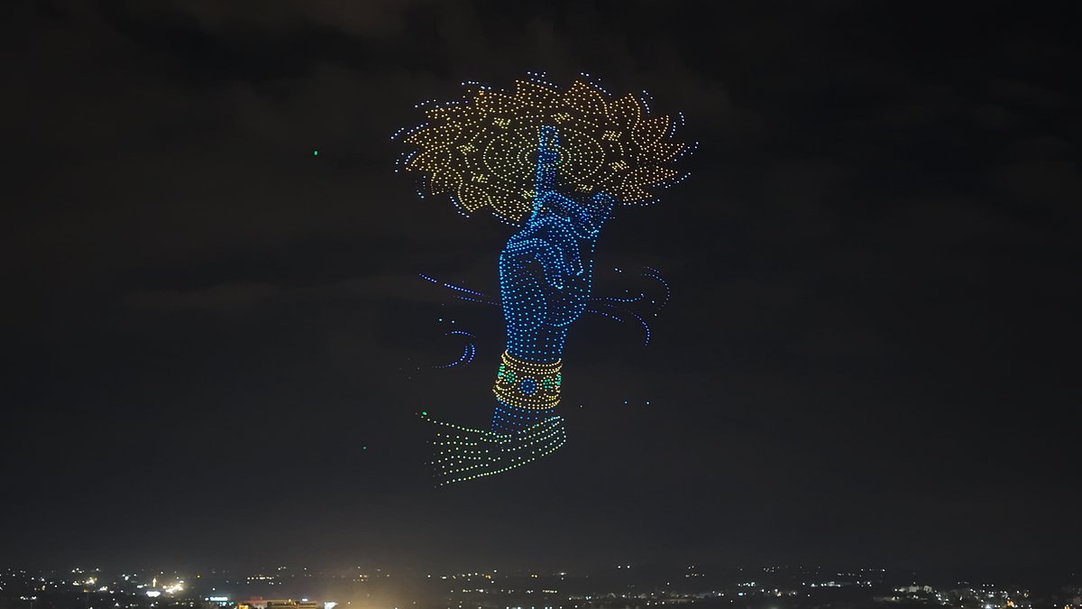 BotLabDynamics's tweet photo. The first night of Mysuru Dasara Drone Shows! 
Your energy was absolutely electric Mysore <3

See you tonight for the Guinness World Record drone show!

#BotLabDynamics #DroneShows #Mysore #MysuruDasara #MysuruDasaraDroneShow https://t.co/UKfvn5Awn8