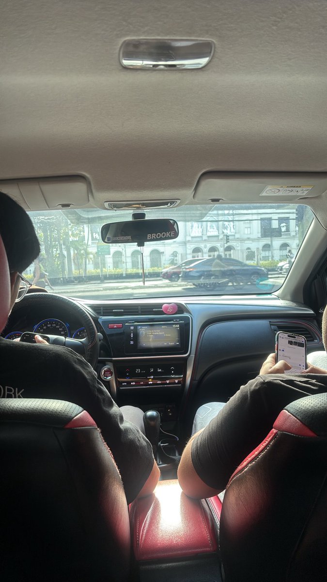 aramazing_'s tweet photo. sino yung driver hmmm parang familiar 🧐🤨 https://t.co/3hM3kFnBQP