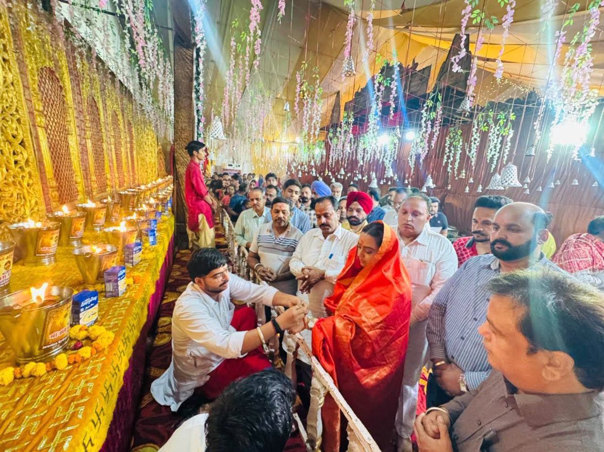 DrAmanaap's tweet photo. 🙏 ਜੈ ਮਾਤਾ ਦੀ 🙏
ਬੀਤੀ ਰਾਤ ਅਨਮੋਲ ਵੈਲਫੇਅਰ ਕਲੱਬ ਵੱਲੋਂ ਕਰਵਾਏ ਗਏ ਮੇਲੇ ਮਈਆ ਦੇ ਅਤੇ ਵਾਰਡ ਨੰਬਰ 9 ਵਿਖੇ 7ਵੇਂ ਮਾਤਾ ਰਾਣੀ ਦੇ ਜਾਗਰਣ ਮੌਕੇ ਹਾਜ਼ਰੀ ਲਗਵਾਈ ਅਤੇ ਮਾਤਾ ਰਾਣੀ ਦਾ ਆਸ਼ੀਰਵਾਦ ਪ੍ਰਾਪਤ ਕੀਤਾ।
ਮਾਤਾ ਰਾਣੀ ਸਭਨਾਂ ਦੇ ਜੀਵਨ ਵਿੱਚ ਸੁੱਖ, ਸ਼ਾਂਤੀ, ਖੁਸ਼ਹਾਲੀ ਅਤੇ ਤੰਦਰੁਸਤੀ ਬਖ਼ਸ਼ਣ। 🙏🌺
ਜੈ ਮਾਤਾ ਦੀ! � https://t.co/wV5LM4qKhO