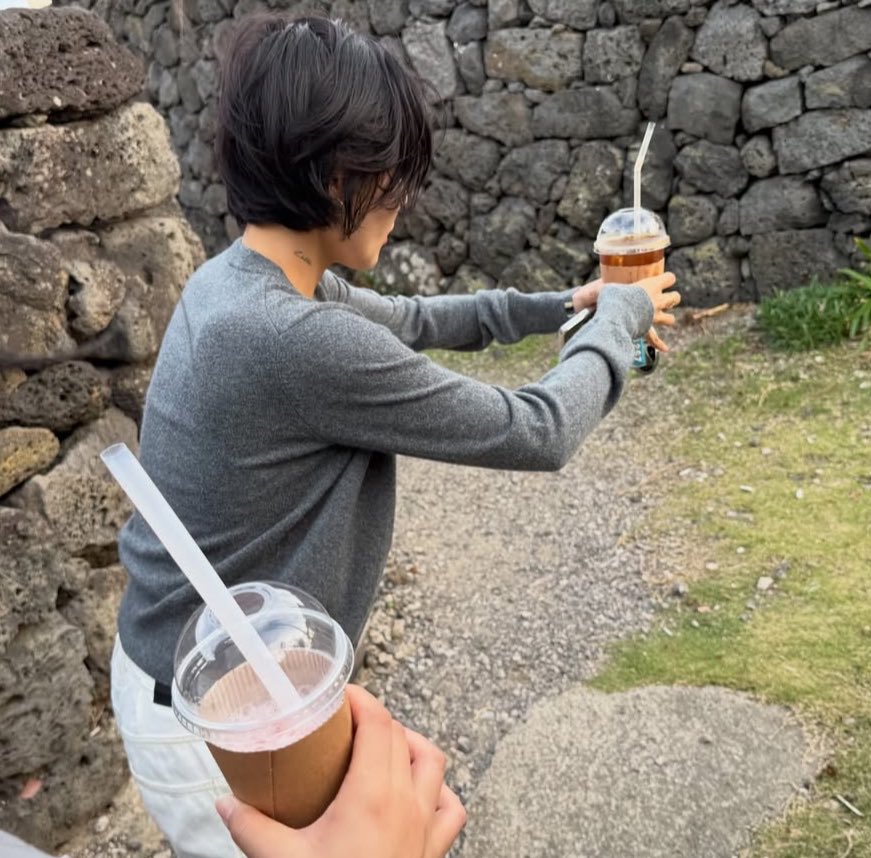 hwasafiles's tweet photo. #HWASA is resting and spending time with her best friends in Jeju 🧡 https://t.co/nH3rBZB30R