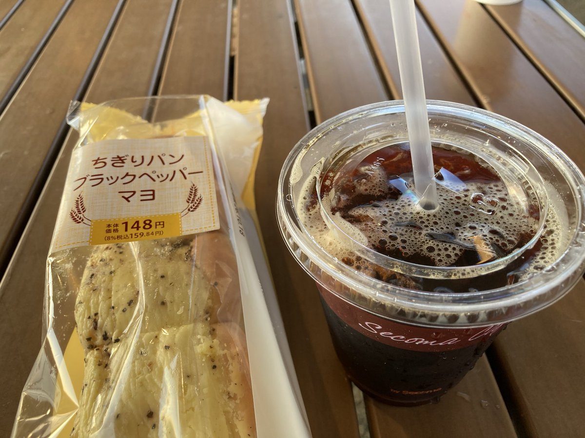 info_sekinavi's tweet photo. セイコーマート グランテラス筑西店で、アイスコーヒーとちぎりパン ブラックペッパーマヨでひと息☕️🥖

昨夜はちくせい花火大会の会場として賑わっていましたが、今日はいつもの休日の雰囲気😊

こういう何気ないひとときがいいですね！

#筑西市 #セイコーマート #ちくせい花火大会 https://t.co/vE5YvsZiri