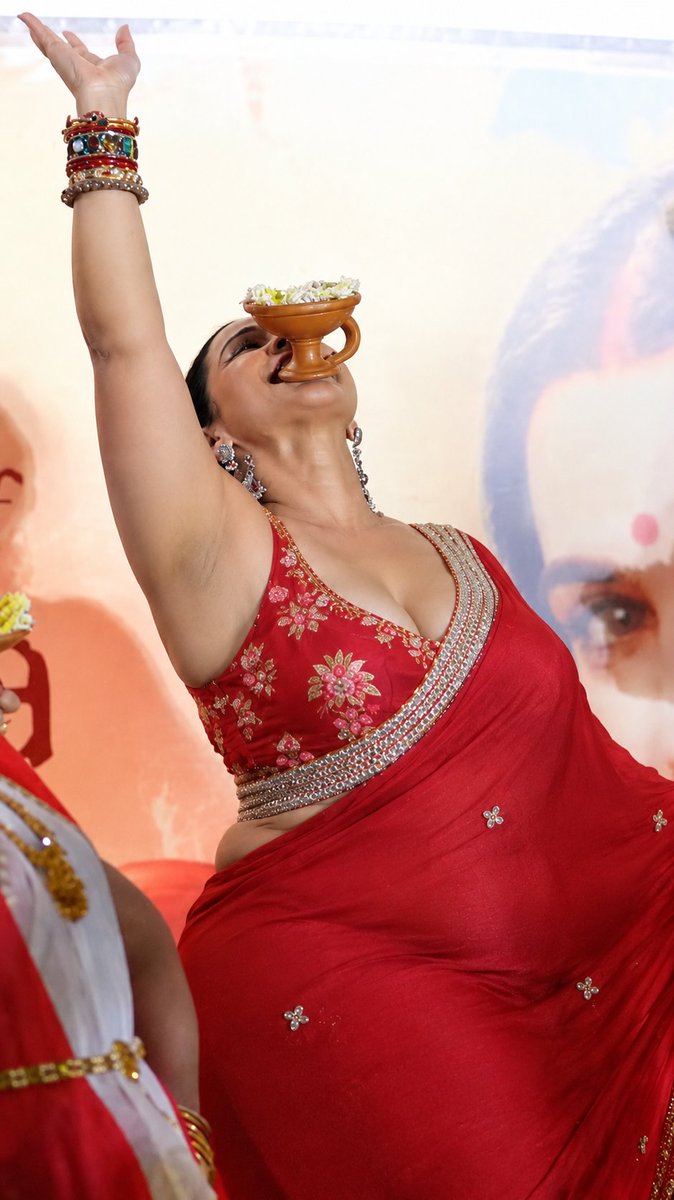 Fantarmactress's tweet photo. The hottest and the thickest momma 🥵 

#VidyaBalan #vidyabalanhot https://t.co/XcM5oopRsT