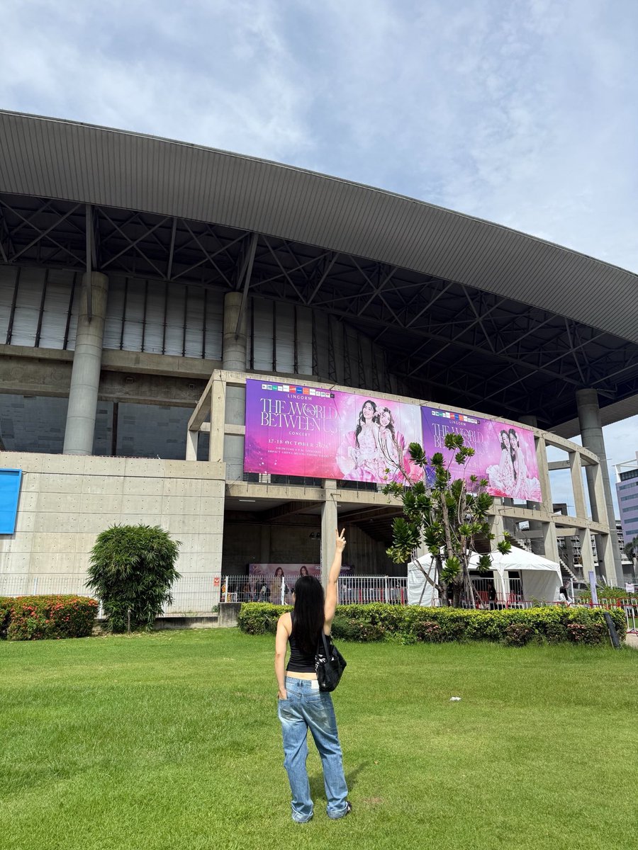 i89O_'s tweet photo. ชั้นทำได้ ชั้นมาคอนแบบหัวโดเรม่อน เมื่อวานลบแอพทวิตและติ๊กต๊อก ไม่รู้เลยว่าวันนี้จะเกิดอะไรขึ้น แต่เจอหลานแล้วววว 🥹🍓🤍🤍🤍🤍

#LingOrmBetweenUsConcertD2 https://t.co/KLBUGdbHH6