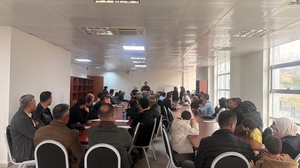 GSB_BitlisGM's tweet photo. 🚀 DENEYAP’ta yeni dönem başladı!

Bitlis Gençlik Merkezi olarak Deneyap Atölyeleri kapsamında veli toplantısı gerçekleştirdik. 3 sene sürecek eğitimler öncesi velilerimiz bilgilendirildi.
#DENEYAP
#GSBHepYanımda
#GSBGM https://t.co/k10HQpwLTU