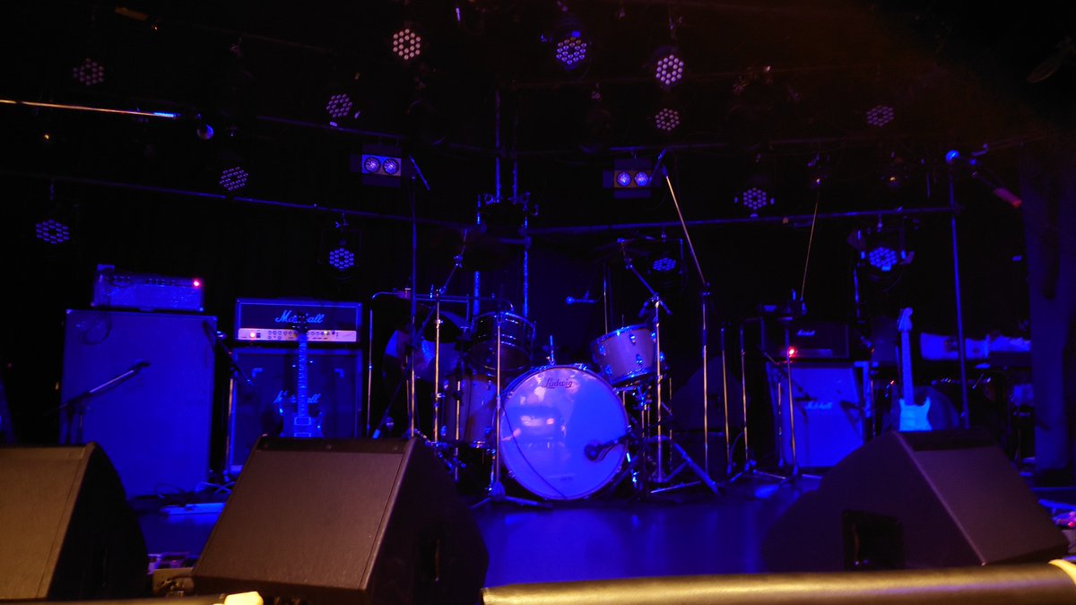 MDrumer83's tweet photo. ライブハウスで音浴びるの図 https://t.co/TAwZnkt1eA