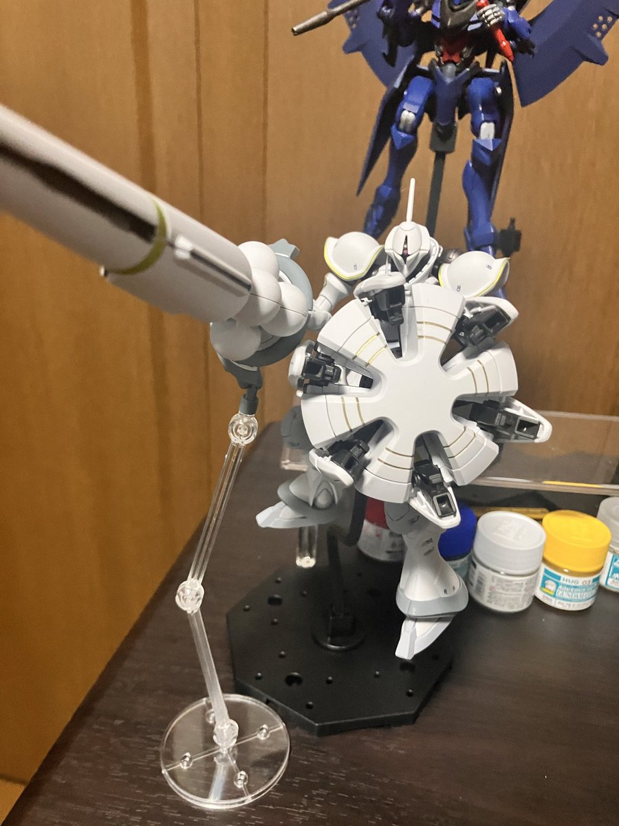 THE_EON's tweet photo. GQ版ギャン　完成！

ランスがデカすぎて、保持がかなり無茶

手がポロンポロン取れるのでポージングがあまり自由にはいかない

ランス用の支えも入っているが支えを刺す場所が微妙？

でもでっけぇ武器がロマンすぎて
かっけぇっすわ https://t.co/NO4sDoKSBt