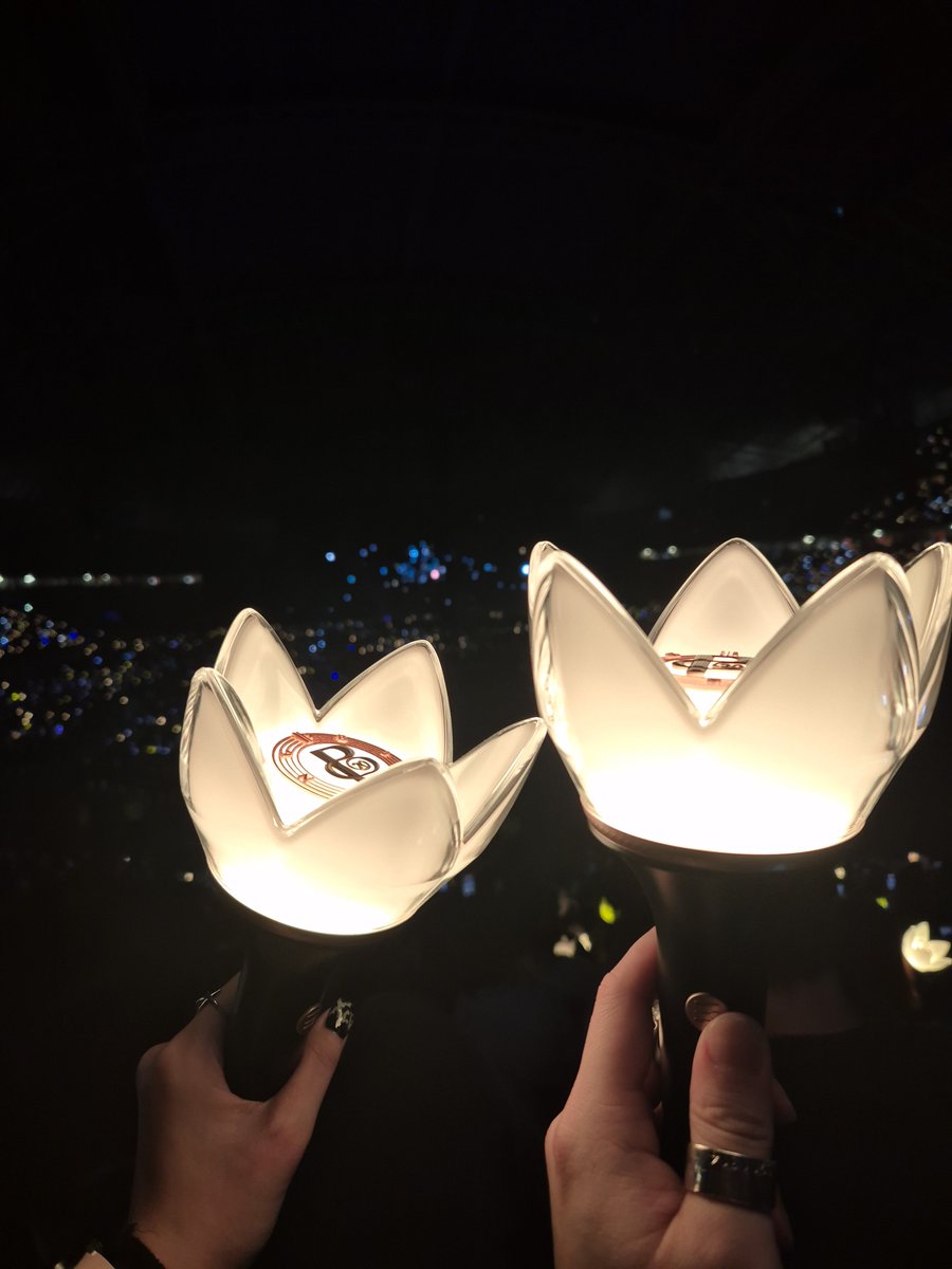 lovelifelikeluv's tweet photo. Watching Big Bang live really makes me realise that they are truly in a different league. Their vocals, performance, stage presence and star quality are out of this world wtf. Gen 2 really hits different. From now on, any comparison to big bang is truly a joke to me 😭🔥 https://t.co/wIEbWn4YRh