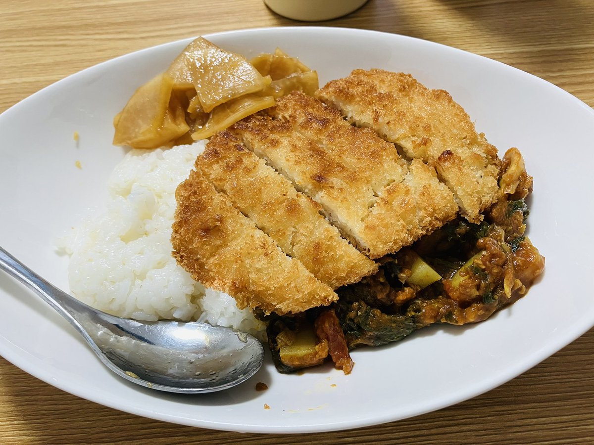SLE1107's tweet photo. こんばんは❣️今日の晩御飯はチキンカツカレーです🍛福神漬けは作ってみたけどちゃんと福神漬けになった🤣 https://t.co/6itlLDJ1tK