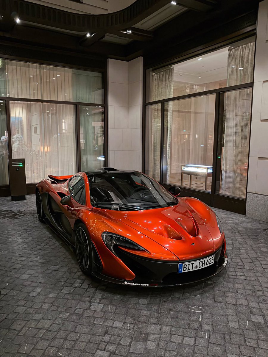 CarCultureCC's tweet photo. McLaren P1 in London 🇬🇧 https://t.co/TD6SUKX8SA