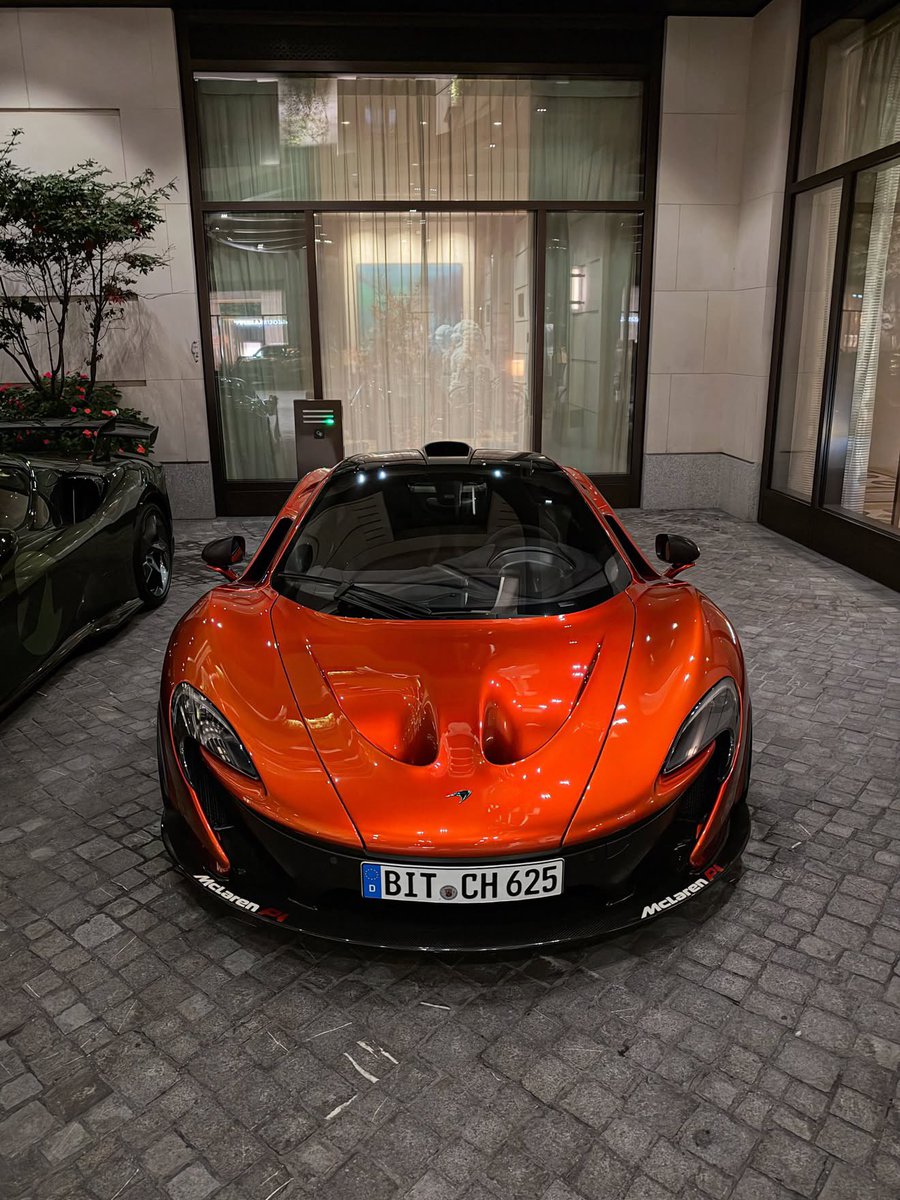 CarCultureCC's tweet photo. McLaren P1 in London 🇬🇧 https://t.co/TD6SUKX8SA