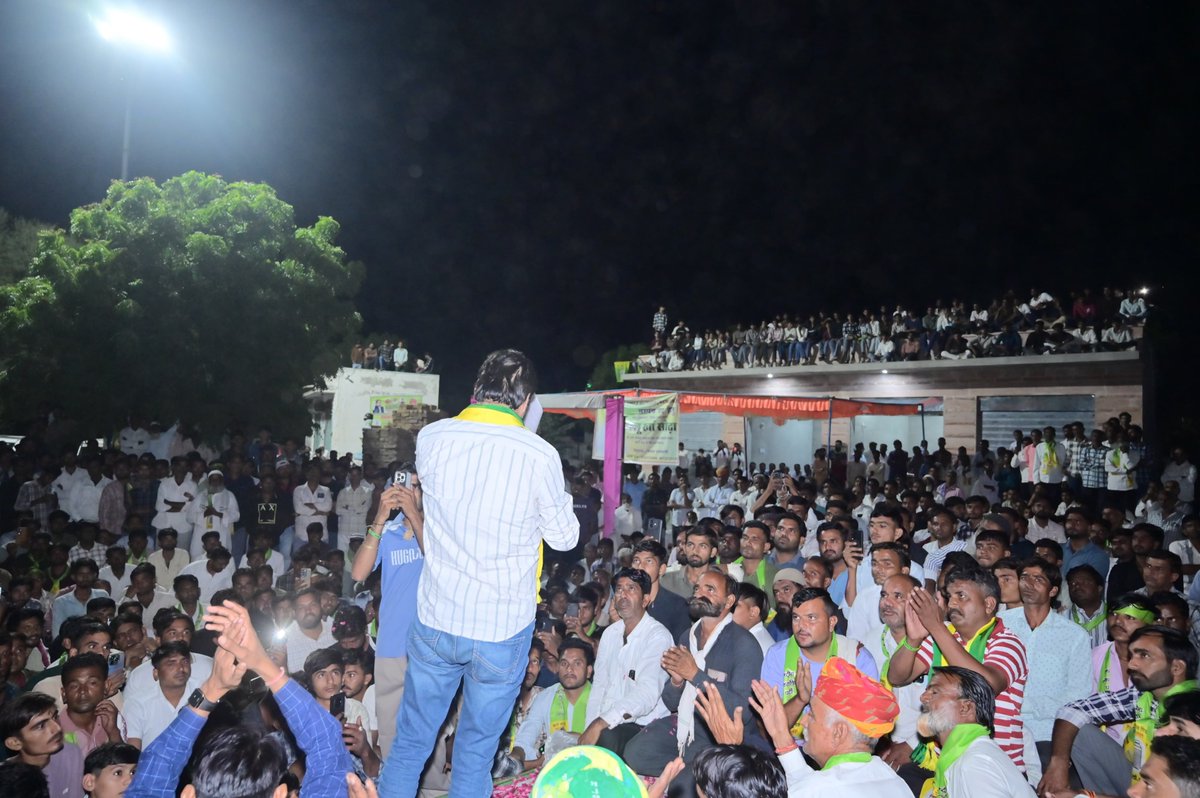 hanumanbeniwal's tweet photo. कल शाम नागौर जिले के ग्राम - सारणवास में पंचायती राज चुनावों को लेकर राष्ट्रीय लोकतांत्रिक पार्टी के उम्मीदवारों के समर्थन में सभा को संबोधित करके बोतल के चुनाव चिन्ह पर मतदान की अपील की |
#RLP #पंचायती_राज_चुनाव_2026 https://t.co/zkyqTFHFTT