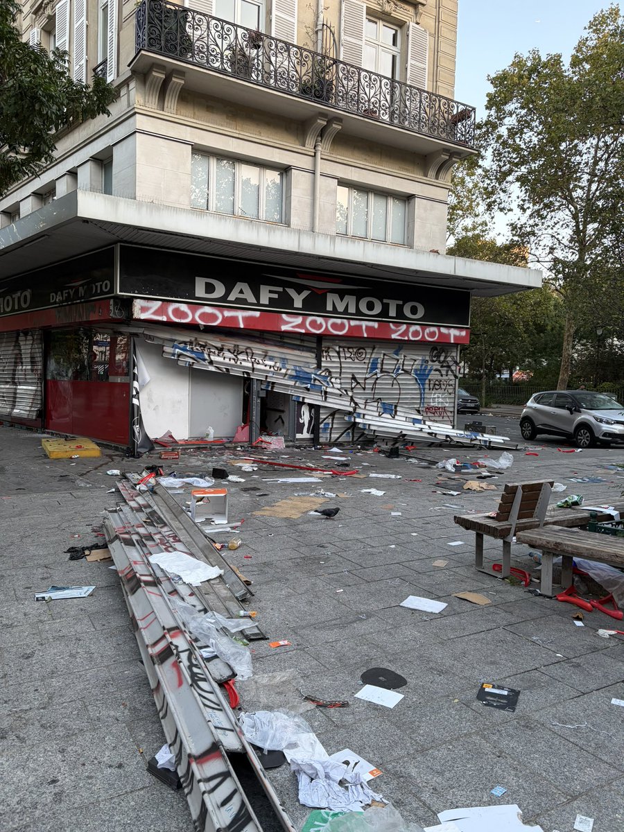 leblancs75's tweet photo. Ce matin dans le 11e, c'est la consternation… Comme partout dans Paris, des commerces pillés, détruits dans une très grande violence, bien loin des revendications de la manifestation. Plein soutien à nos commerçants et aux agents de la Ville mobilisés pour nettoyer. #Paris11 https://t.co/hCjApcHw3k