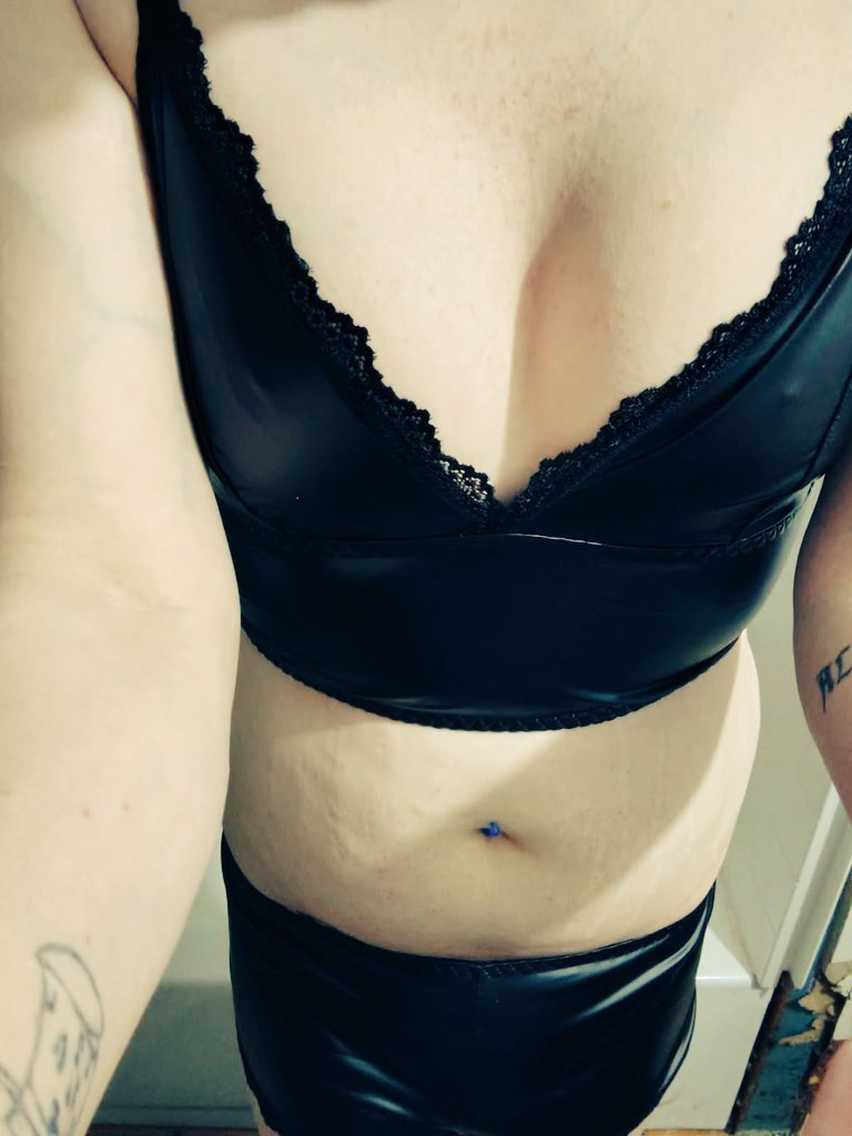 Jesiktimebomb's tweet photo. show me someone who looks good in leather 🖤

🤗🤗🤗 Meee https://t.co/59BPJ2xMQe