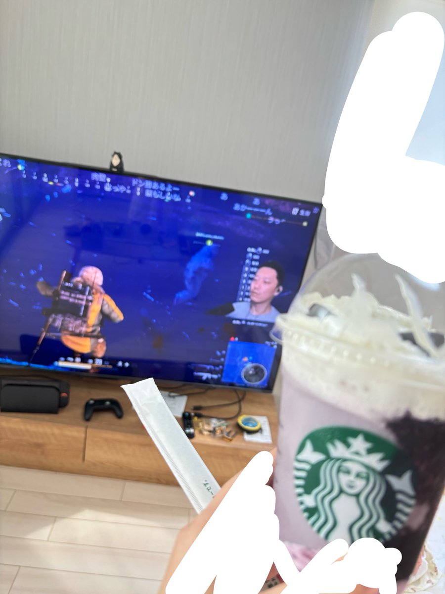 ryo_____ri's tweet photo. お姉ちゃんがお宮参りの前掛け？とスタバ買ってきてくれて神 https://t.co/JXplPlgK2a