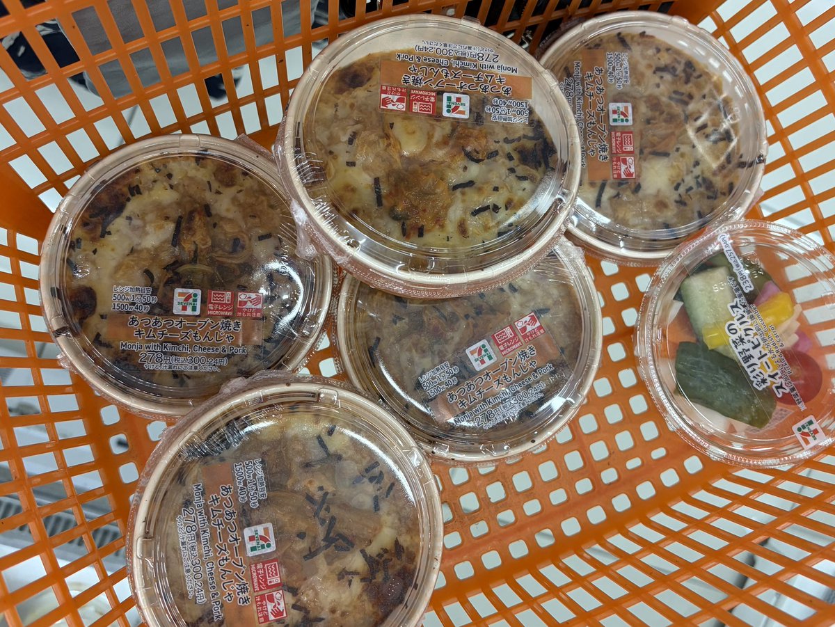 miubody's tweet photo. セブンの"キムチーズもんじゃ復活！"と友達からLINEが来て、私もこないだから探していたのでアプリで検索するも..
近いとこ2つ✖️、少し遠くは在庫ありだったけど✖️
もう少し遠くまで歩いてやっとあった。
３つ買う予定がアレ？まだ奥にもあるし、
ということで大人買い🤣🤣

#セブンイレブン https://t.co/vCCNfka6r3