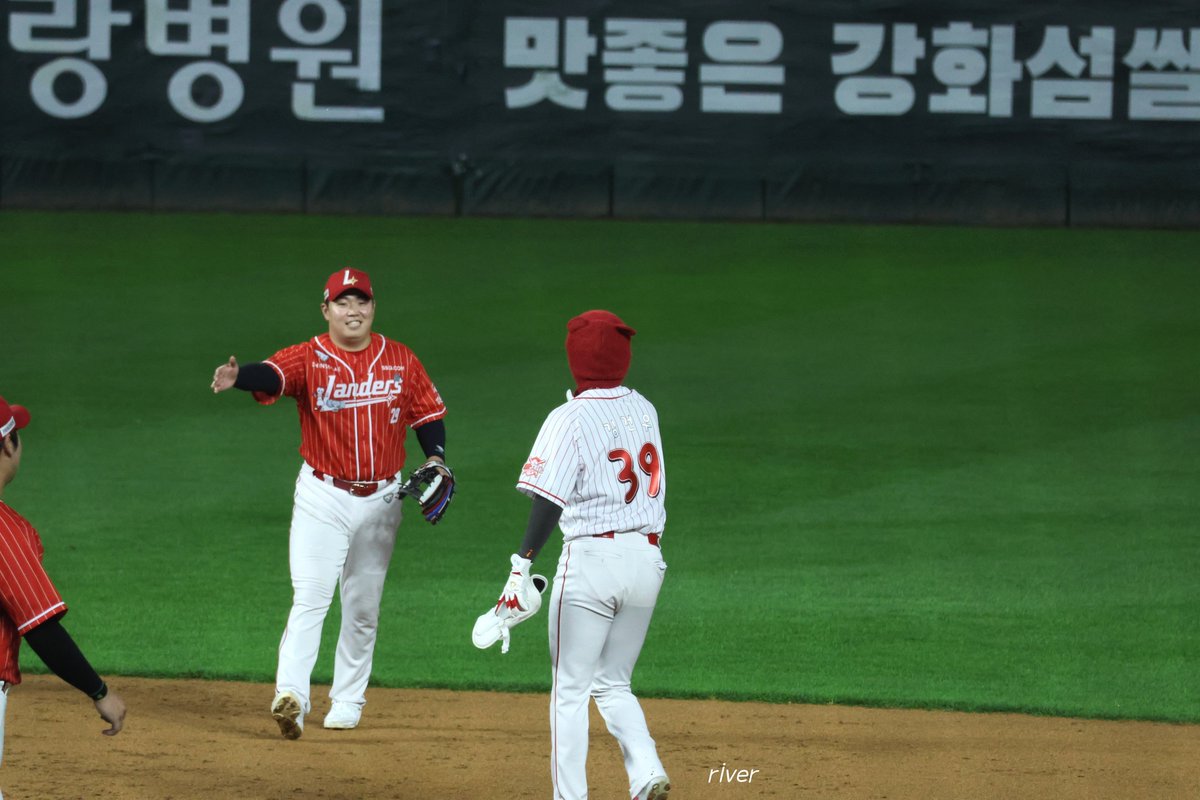 ssg_river's tweet photo. 건우가 진짜 웃음 달란트 타고났어 진짜로 너무 웃겨 🤣
배찌 배티 그지섭 다 되는 건우가 최고다.... https://t.co/COkC9YVb3e