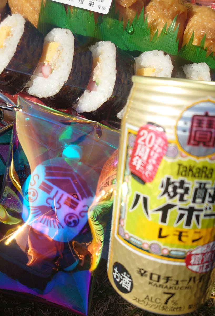 kakikukec0's tweet photo. 子のピクニックしたいに応えるべく急遽お弁当買ったけど寒すぎたため正気を失うためのお酒ですよ、ost小頭。
そろそろ小頭の防寒具もこしらえてあげないと…冬が来ちゃう… https://t.co/CAWYe8UaeT