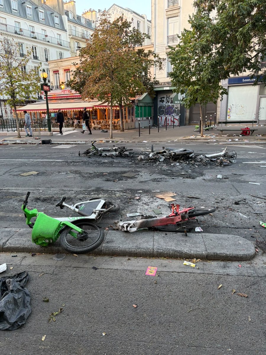 ParisAuCentre's tweet photo. Les scènes de chaos et le déchaînement de violence qui ont frappé Paris hier soir sont intolérables.

Tout notre soutien aux commerçants qui paient le prix de ces violences.

Et un immense merci aux agents de la Ville, mobilisés d’arrache-pied pour remettre nos rues en état. https://t.co/mIAOf8yRRe