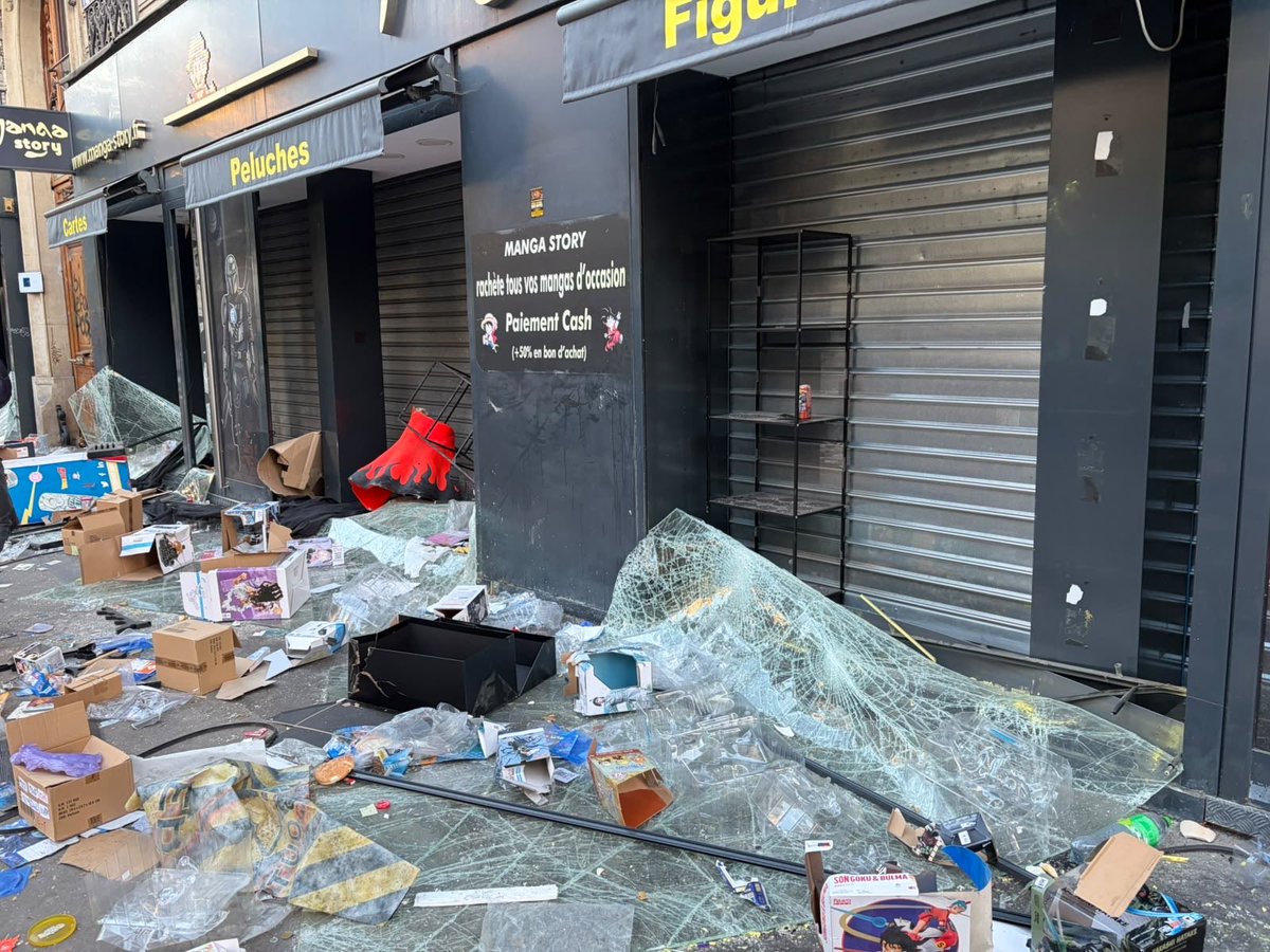 ParisAuCentre's tweet photo. Les scènes de chaos et le déchaînement de violence qui ont frappé Paris hier soir sont intolérables.

Tout notre soutien aux commerçants qui paient le prix de ces violences.

Et un immense merci aux agents de la Ville, mobilisés d’arrache-pied pour remettre nos rues en état. https://t.co/mIAOf8yRRe